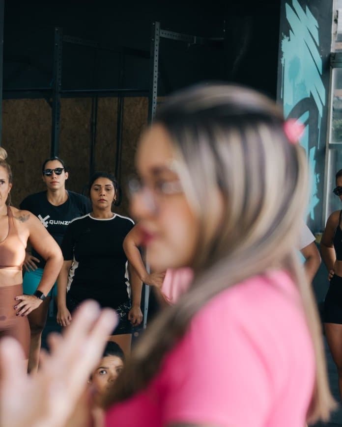 Prof. Maria explicando o treino para a turma